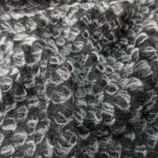 maille de laine façonnée ton gris et noir
