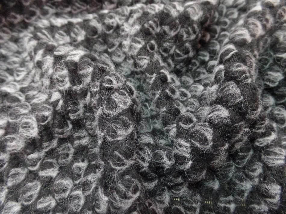 maille de laine façonnée ton gris et noir