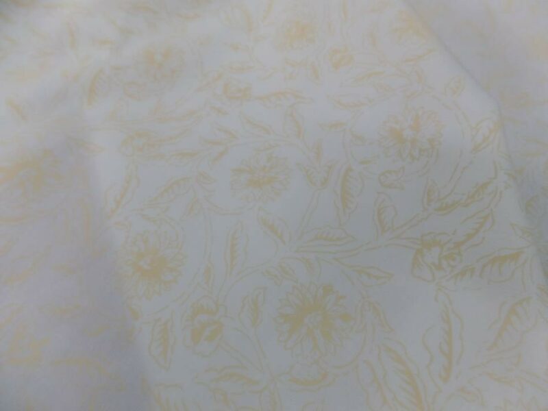 coton blanc casse imprime fleurs jaune 3 coton blanc cassé imprimé fleurs jaune paille