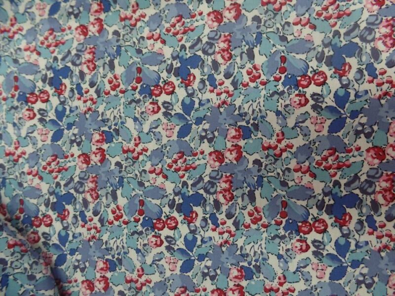 Coton popeline blanche imprimé liberty fleurs ton bleu et rouge