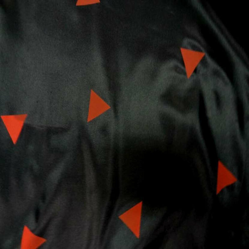 doublure noire imprime triangle rouge7 doublure noire imprimé