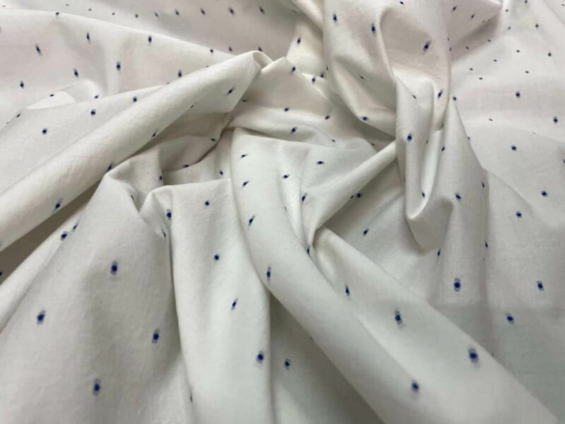 dupions de coton blanc a motifs brodes bleu Dupions de coton blanc brodé bleu