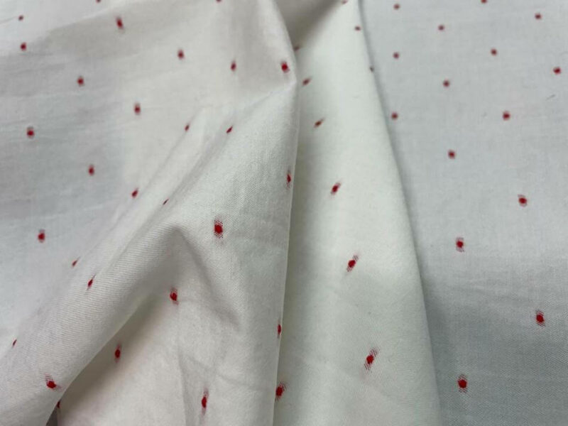 dupions de coton blanc a motifs brodes rouge1 1 Dupions de coton blanc brodé rouge