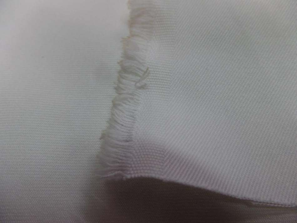 Gabardine coton 100% blanc légèrement cassé 205 gr m²