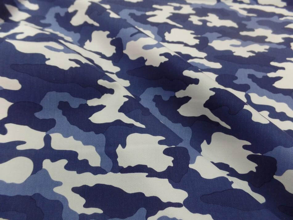 Gabardine coton fine imprimé camouflage ton bleu et blanc