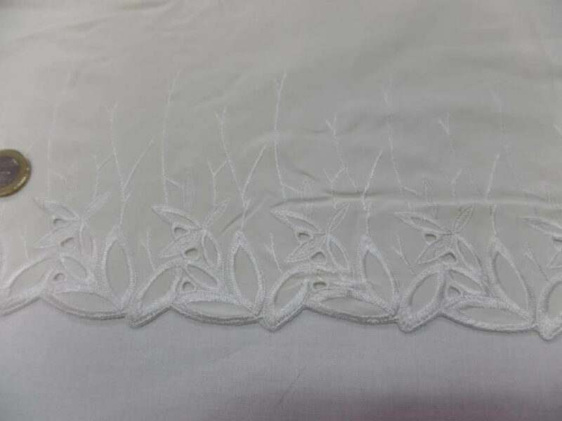 galon de jersey polyester brode blanc casse en 30 cm2 Galon de jersey polyester brodé blanc cassé
