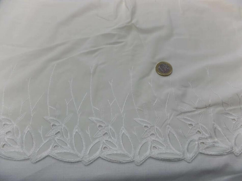 galon de jersey polyester brode blanc casse en 30 cm3 Galon de jersey polyester brodé blanc cassé