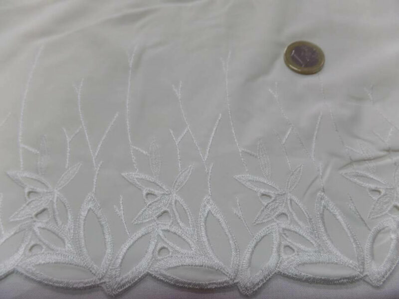galon de jersey polyester brode blanc casse en 30 cm4 Galon de jersey polyester brodé blanc cassé