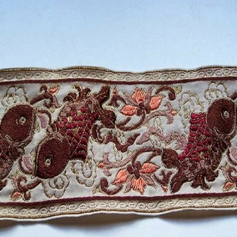 galon type ancienne motifs carpe avec des fils de soie ecrue bordeaux2 1 Galon type ancien motifs carpe