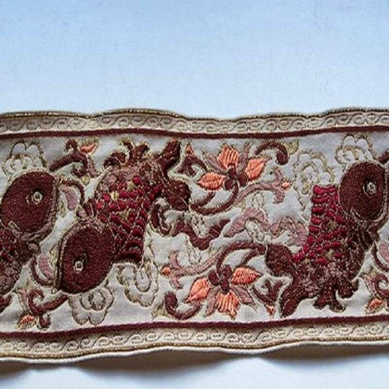 galon type ancienne motifs carpe avec des fils de soie ecrue Galon type ancienne motifs carpe avec des fils de soie
