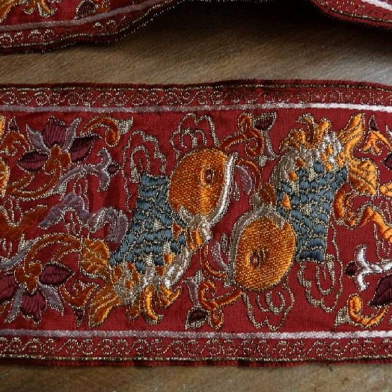 galon type ancienne motifs carpe avec des fils de soie fil lame or Galon type ancienne motifs carpe avec des fils de soie