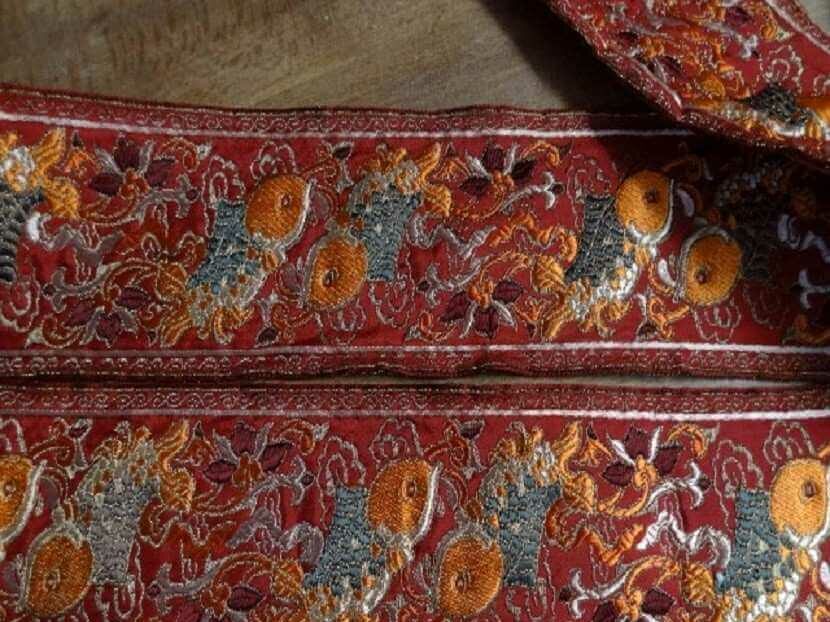 Galon type ancienne motifs carpe avec des fils de soie