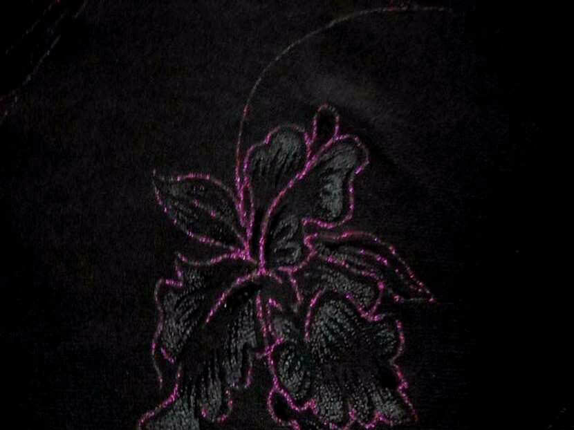 Lycra noir façonné fleurs lurex rose