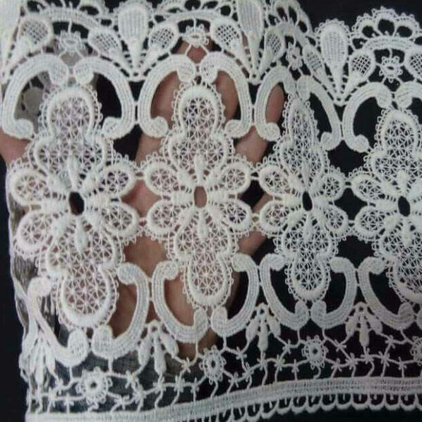 macramé blanc motifs fleurs en 22cm