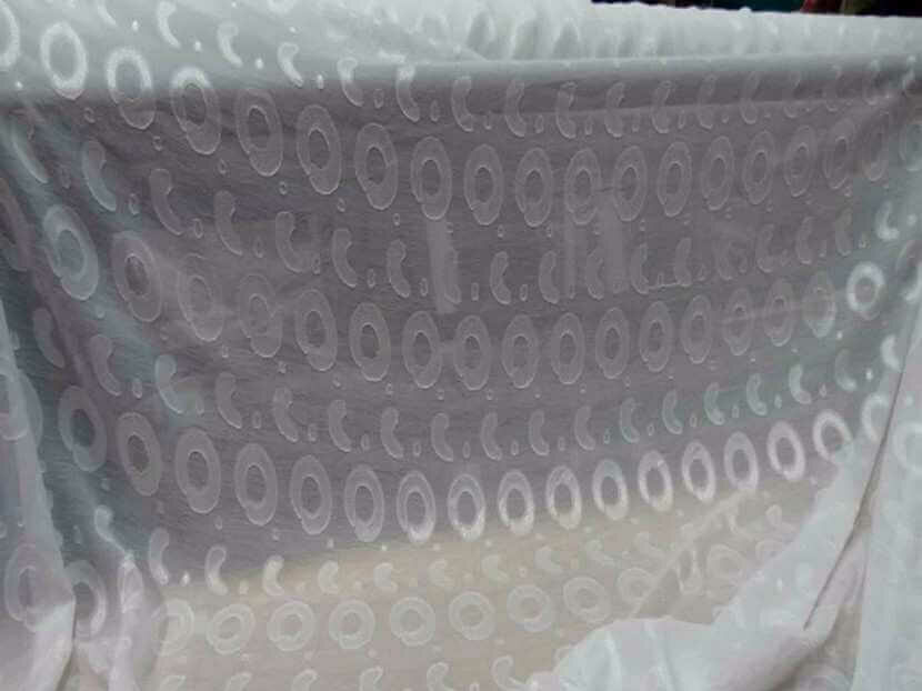 mousseline a motifs dévoré blanc cassé en polyester