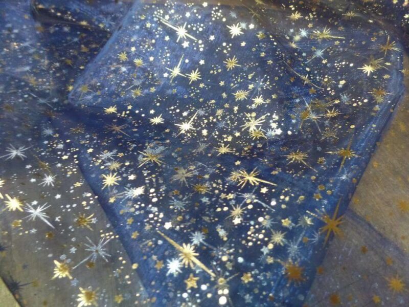 organza bleu fonce a etoiles couleur metal et dore4 Organza bleu foncé a étoiles couleur métal et doré