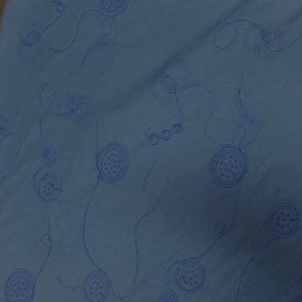 Satin coton bleu indigo a motifs brodés