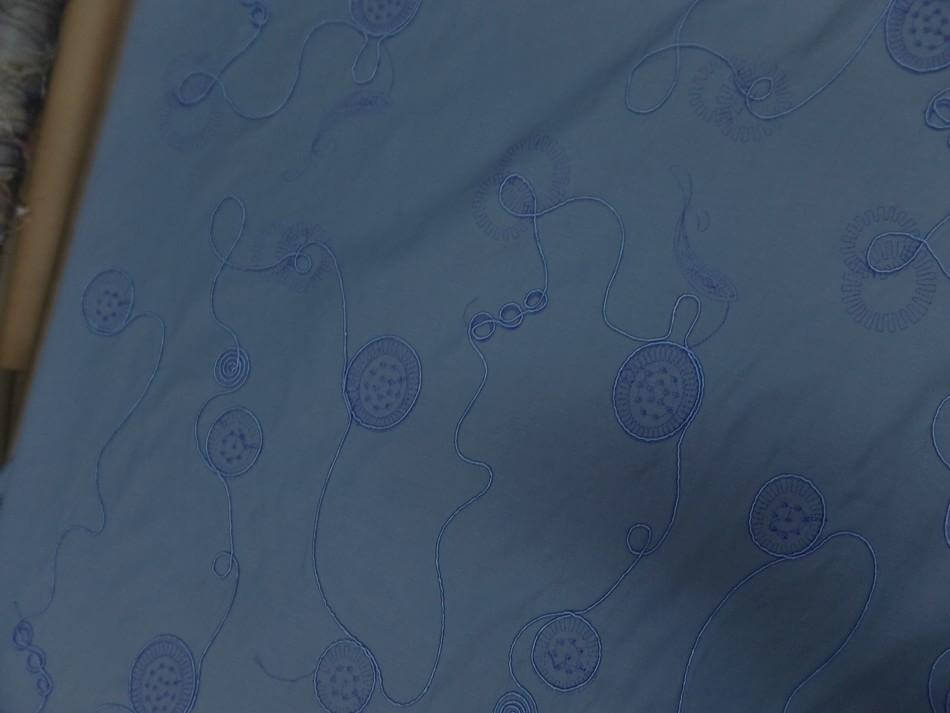Satin coton bleu indigo a motifs brodés