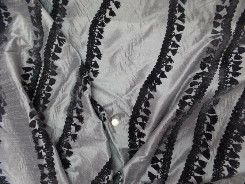 soie sauvage gris metal a motifs devore aspect velours noir92 Soie sauvage gris métal dévoré velours noir