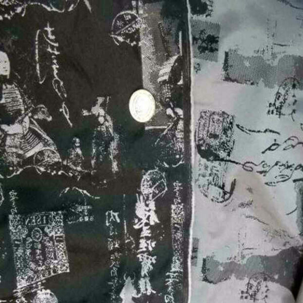 style taffetas façonné ton gris et noir imprimé samouraï