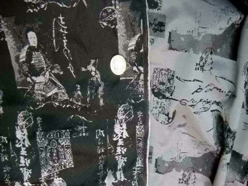 style taffetas façonné ton gris et noir imprimé samouraï