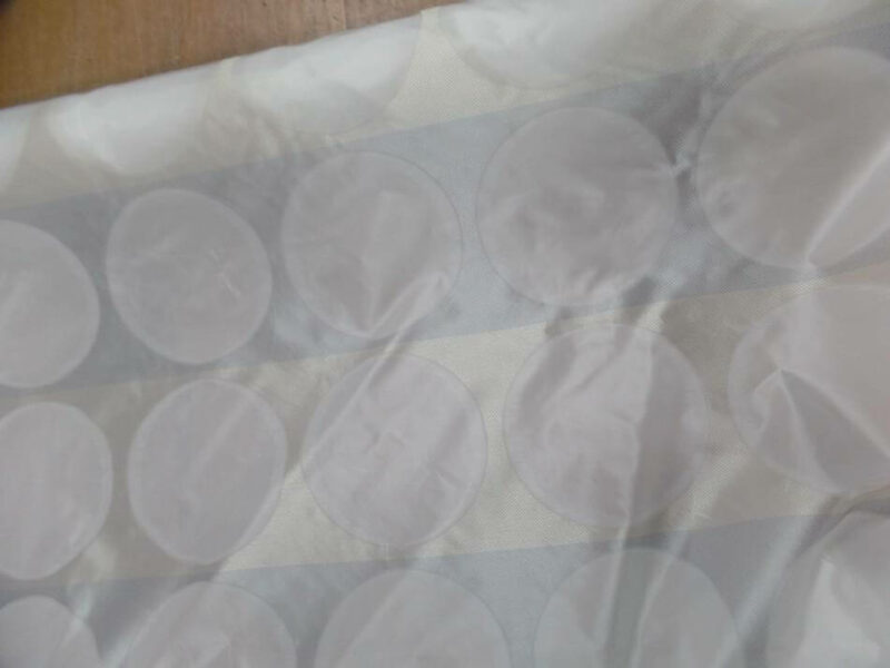 taffetas blanc gris brodes motifs rond 20 cm en 1.50m de large 2 Taffetas blanc gris brodés