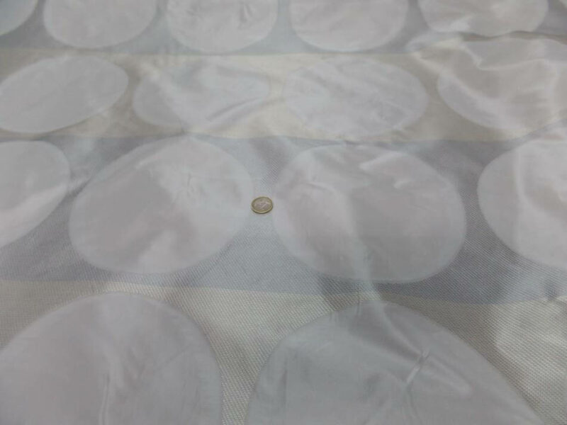 taffetas blanc gris brodes motifs rond 20 cm en 1.50m de large 3 Taffetas blanc gris brodés