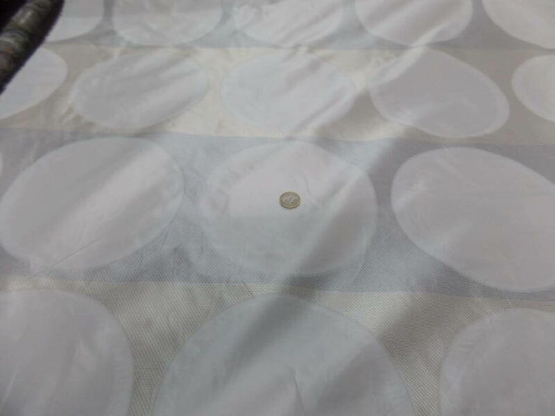 taffetas blanc gris brodes motifs rond 20 cm en 1.50m de large 4 Taffetas blanc gris brodés