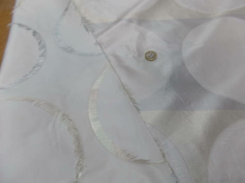 taffetas blanc gris brodes motifs rond 20 cm en 1.50m de large 69 Taffetas blanc gris brodés