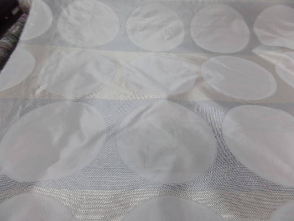 Taffetas blanc gris brodés motifs rond 20 cm