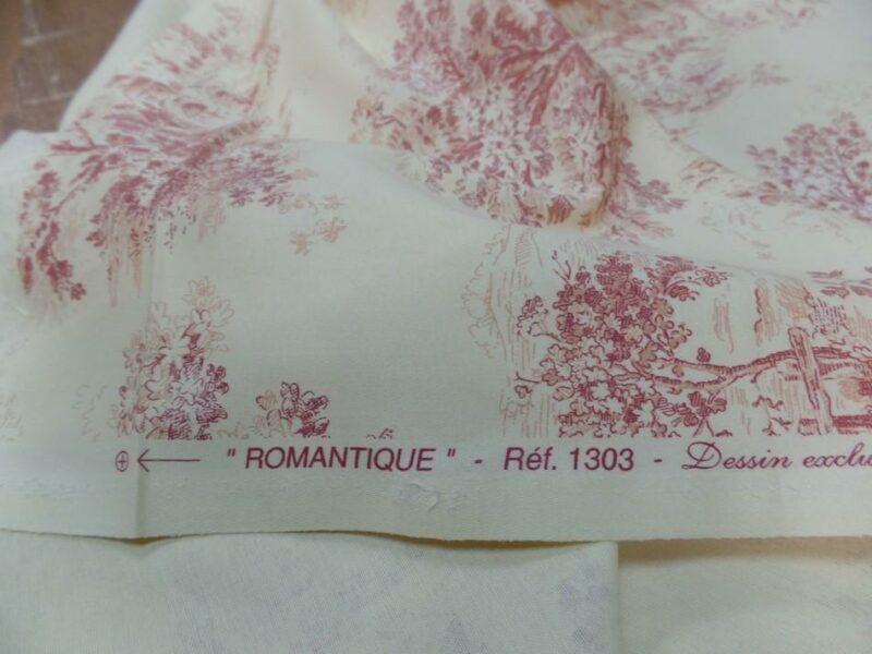 toile de jouy blanc casse et rouge en satin coton romantique.3 Toile de jouy blanc cassé et rouge en satin coton motifs romantique