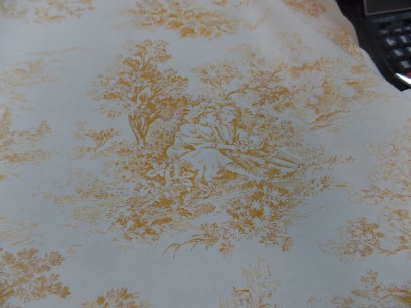 toile de jouy blanc casse satin coton motifs romantique jaune safran2 Toile de Jouy blanc cassé satin coton motifs romantique jaune safran