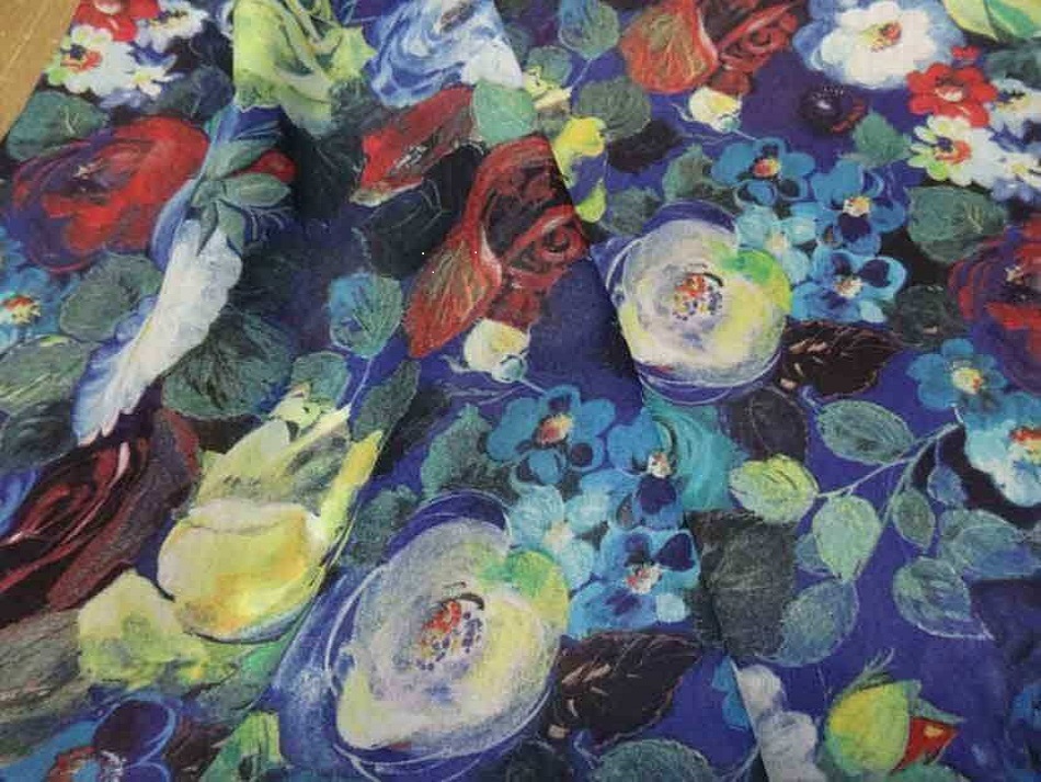 voile de coton soie sur fond bleu imprimé fleurs
