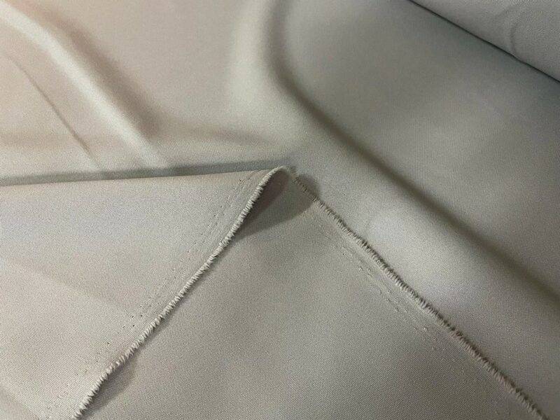 Tissu polyester infroissable beige.