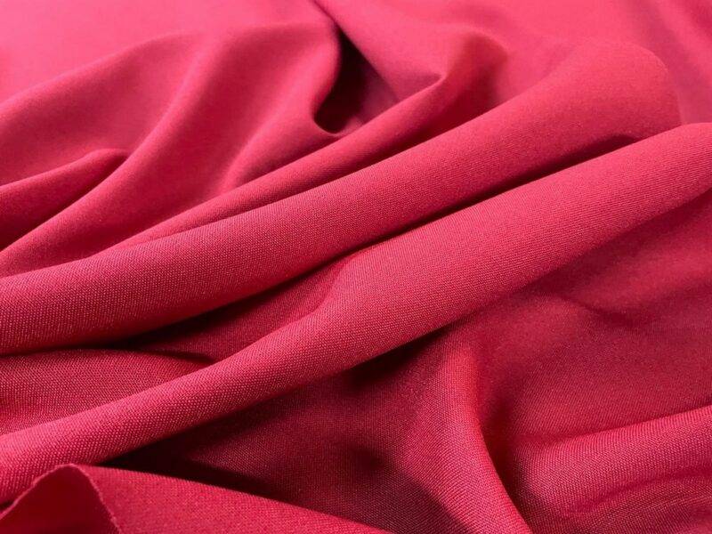 Tissu polyester infroissable rouge