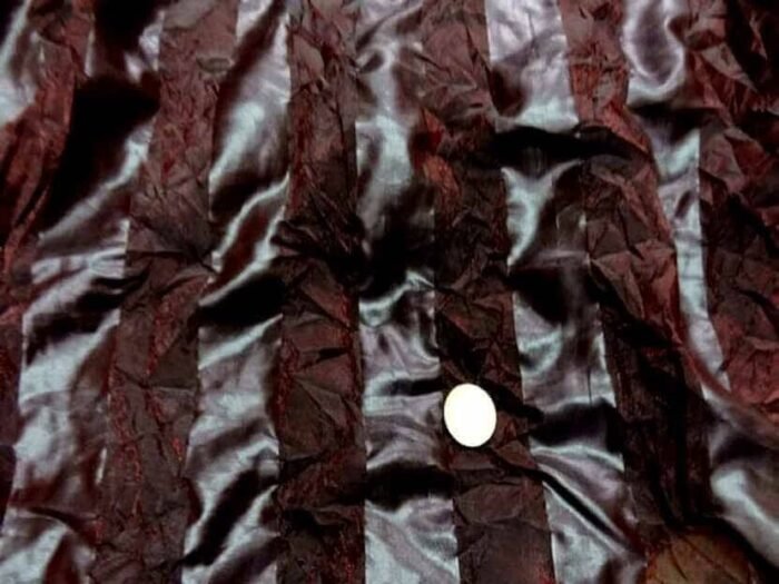 organza a motifs bandes froisse permanent ton bordeaux e1698069455143