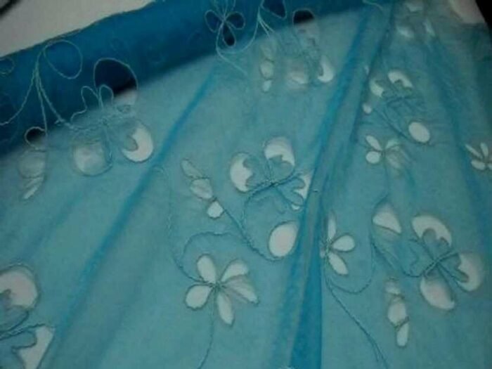 organza ton bleu a motifs ajoures3 e1700145970352