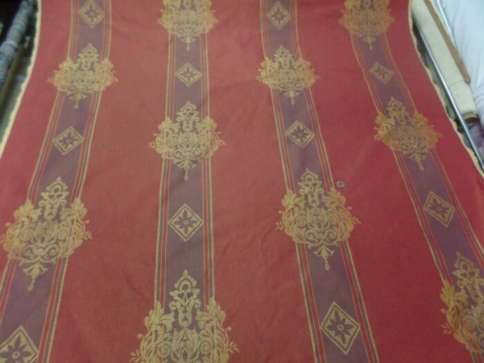 tissu d ameublement jacquard a bandes rouge bordeaux prune et dore.1