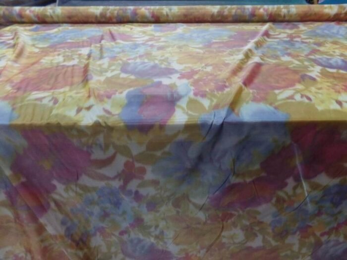 voile polyester soyeux imprime grosse fleurs ton de terre.0