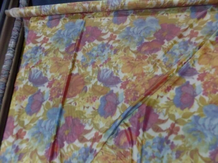 voile polyester soyeux imprime grosse fleurs ton de terre6