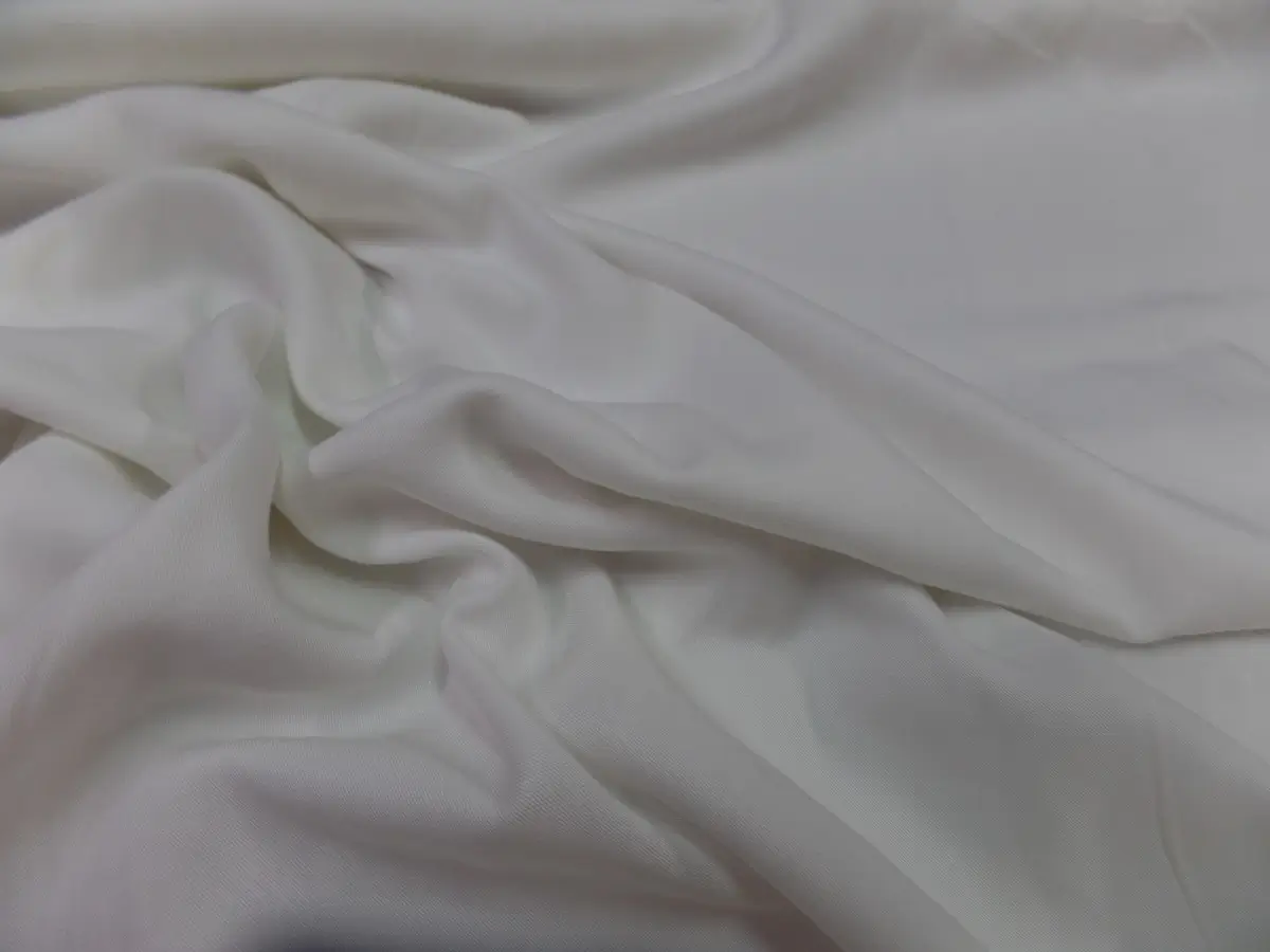 Viscose : tissu fluide et doux pour robes et blouses confortables, tombé élégant