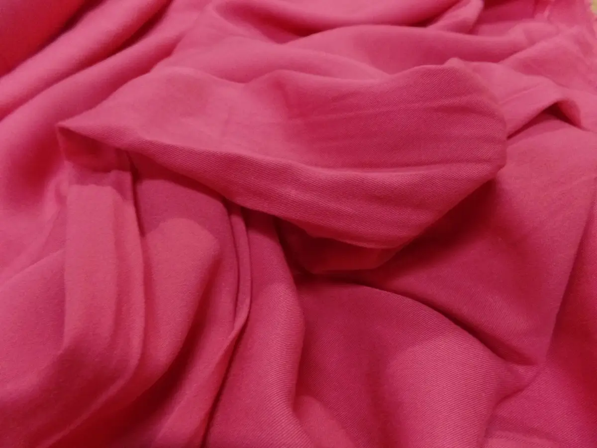 Viscose unie rose fuchsia fluide pour robe portefeuille grande taille