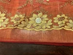 Résille rouge dentelle dévorée lurex doré – 1,60 m – Image 5