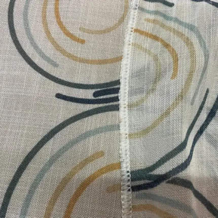 Voile aspect coton blanc imprimé cercles abstraits bleu et safran Apportez une touche d’originalité à votre décoration avec ce voile aspect coton blanc, orné d’un motif cercles abstraits bleu et safran. Grâce à sa largeur généreuse de 2,90 m et son ourlet plombé, il tombe parfaitement et permet de réaliser d'élégants voilages contemporains.
