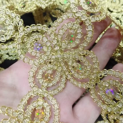 Guipure lurex doré avec sequins se distingue par son motif en forme de carreaux,