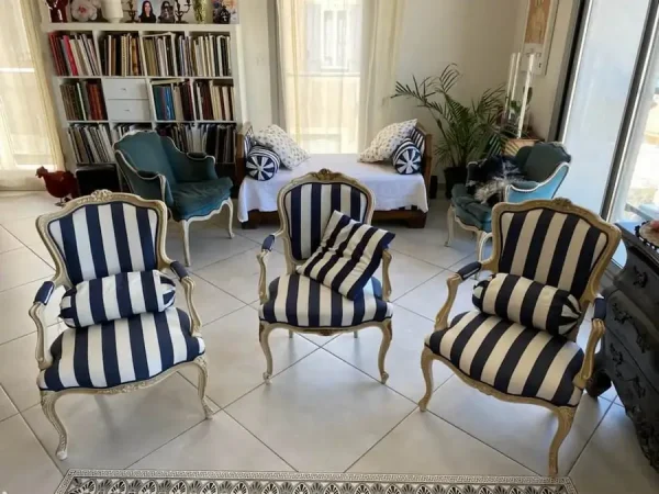 Salon, fauteuils et coussins avec de la toile de store rayé blanc et bleu marine