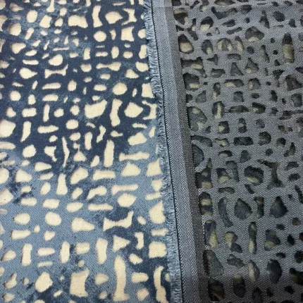 Voilage dévoré faux uni bleu en 3 m de large