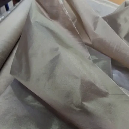taffetas taupe à reflets blancs
