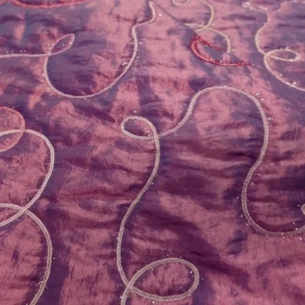 Doublure mattelassé en taffetas prune brodé lurex en 1.40 m de large