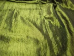 Coupon de tissu taffetas changeant vert reflets jaune